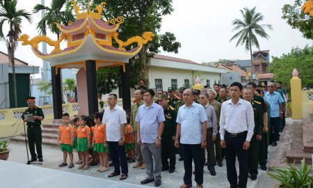 Hội CCB tổ chức lễ Báo công và dâng hương tại Đài tưởng niệm các anh hùng liệt sỹ đã hy sinh cho sự nghiệp giải phóng dân tộc và bảo vệ Tổ Quốc.